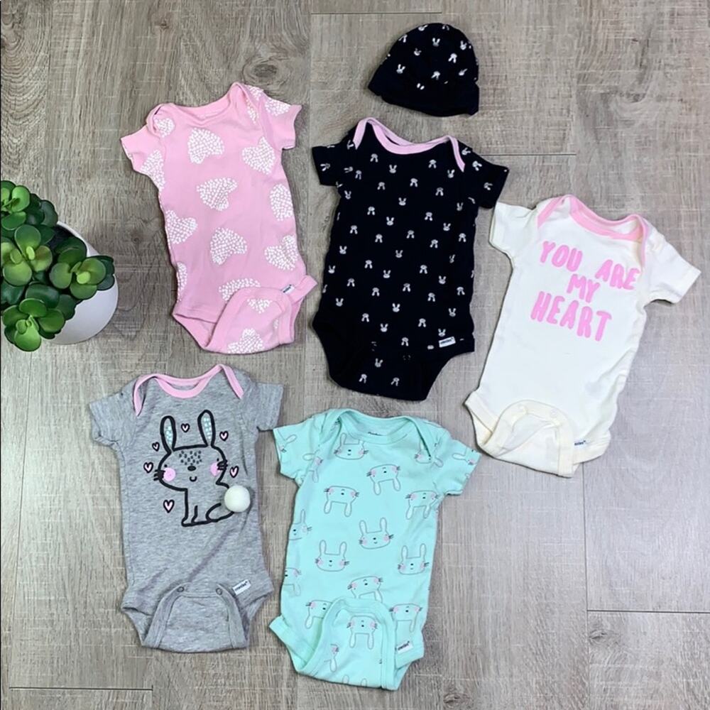 Bundle of 5 Baby Girl GERBER Onesies and Hat 0-3M
